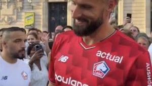 谈妥了，吉鲁已经身穿里尔球衣亮相